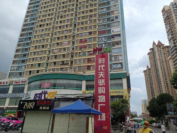 南宁西乡塘大学东路时代天骄1300元租大学正门双地铁口,时代天骄电梯