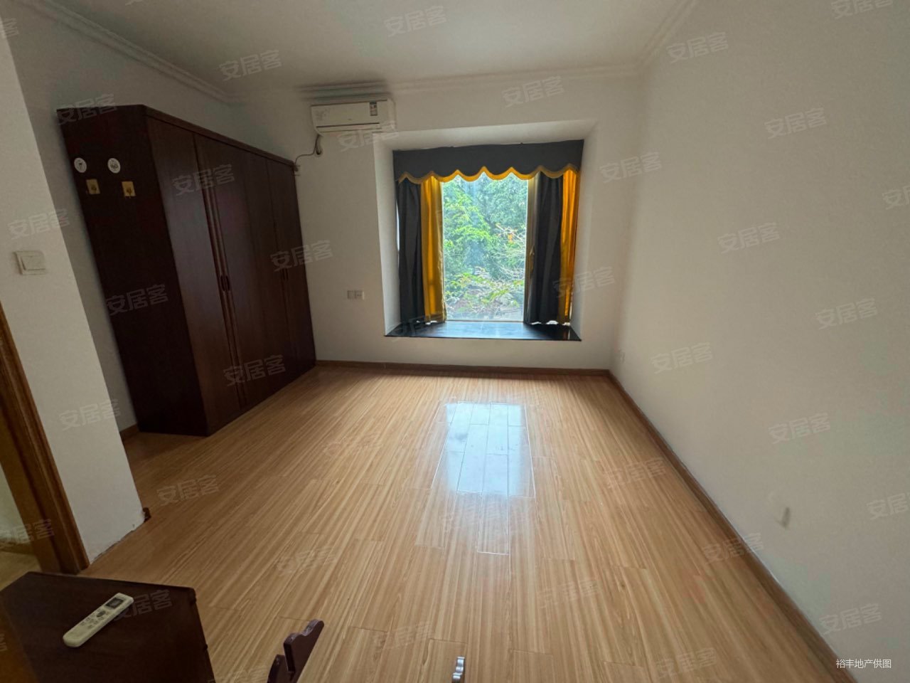 骏景花园 3 房  100 方