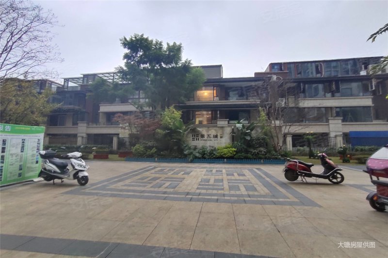 万科第五城一期精装套三双卫,138w,随时看房
