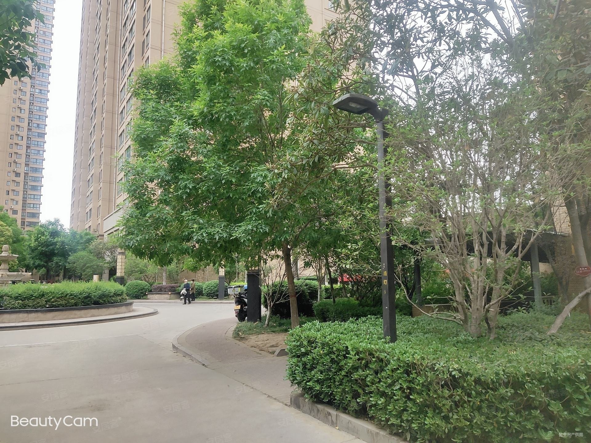 建业科技城4室2厅2卫131.45㎡南北90万