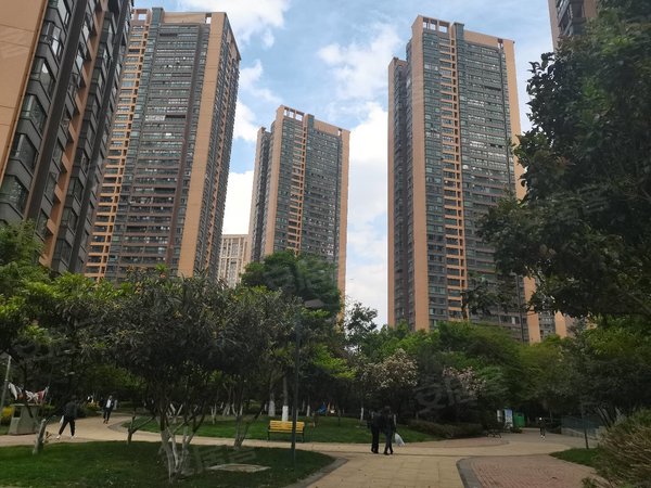 昆明官渡海伦国际海伦国际依云郡海乐世界旁三房两卫诚意出租2300可