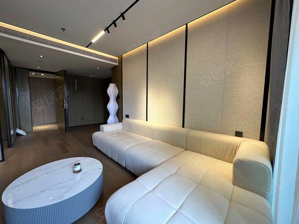 云邸深圳北站,中学旁,豪华装修带浴缸一房一厅全屋高档品牌家具出租