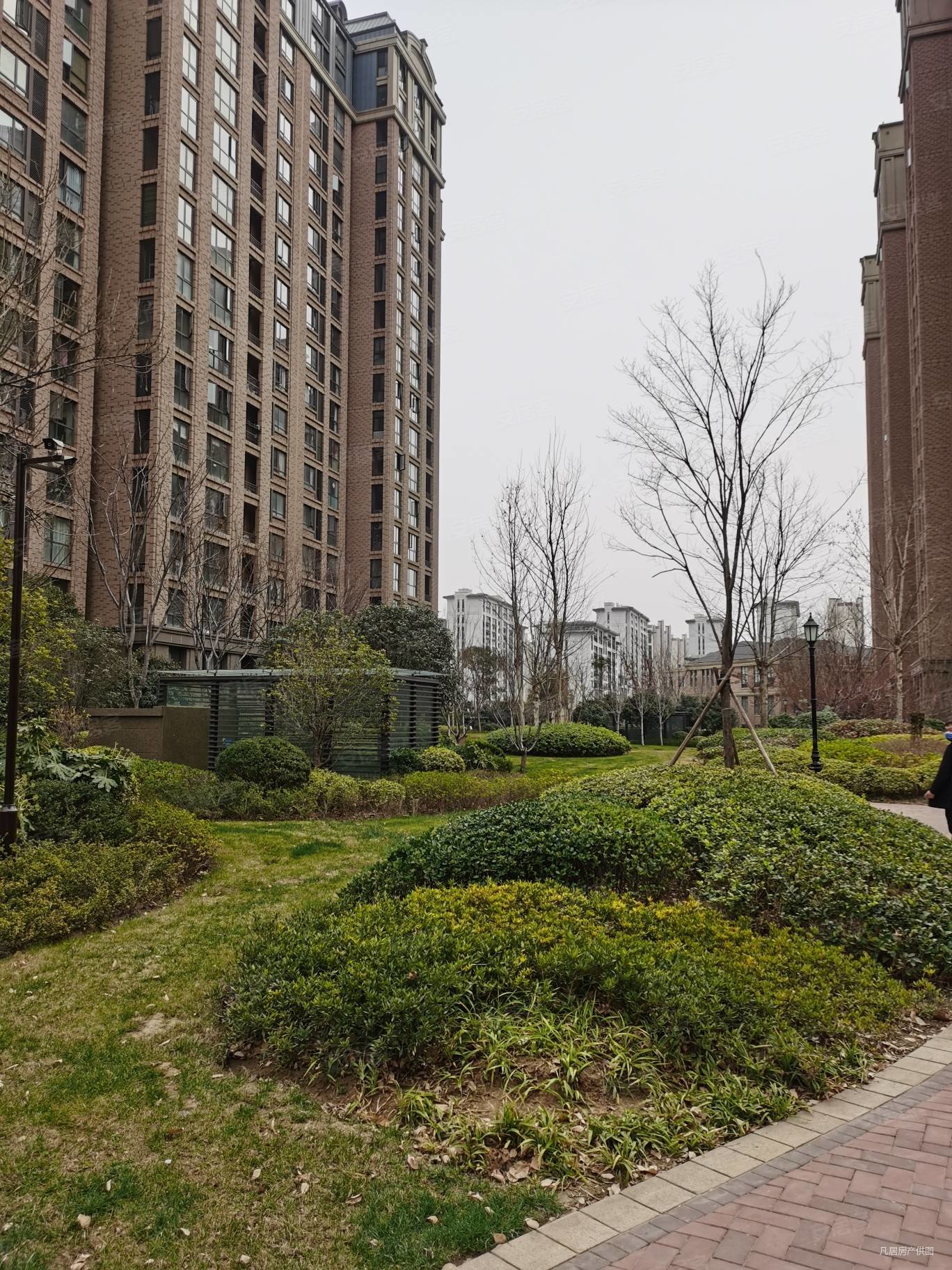 普罗旺世龙之梦东苑3室2厅2卫119㎡南北350万