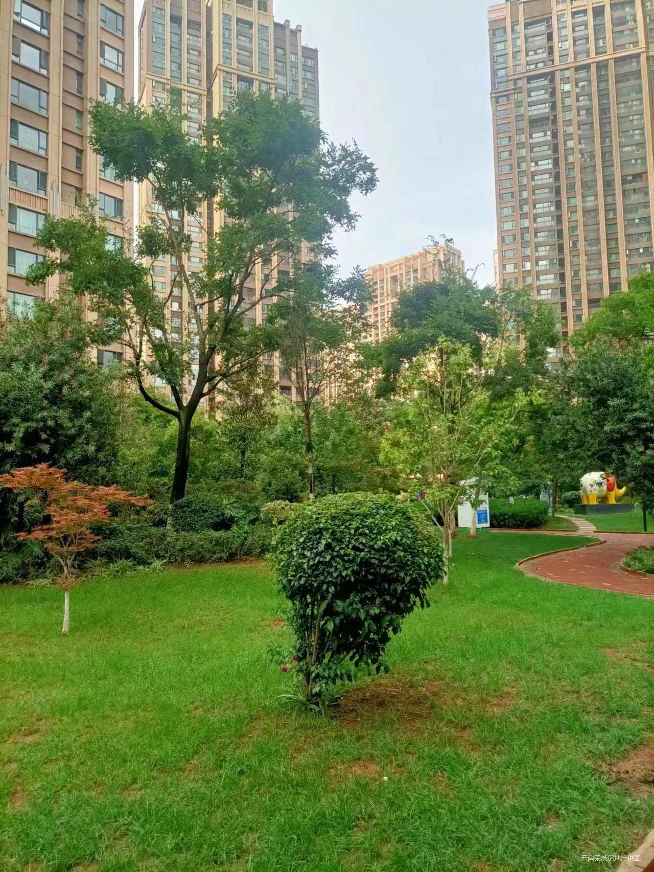 海伦国际依云郡3室2厅2卫126㎡西北130万