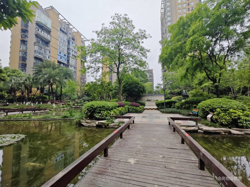 华侨城纯水岸,地铁口,精装套三,周边配套齐全,大阳台户型.