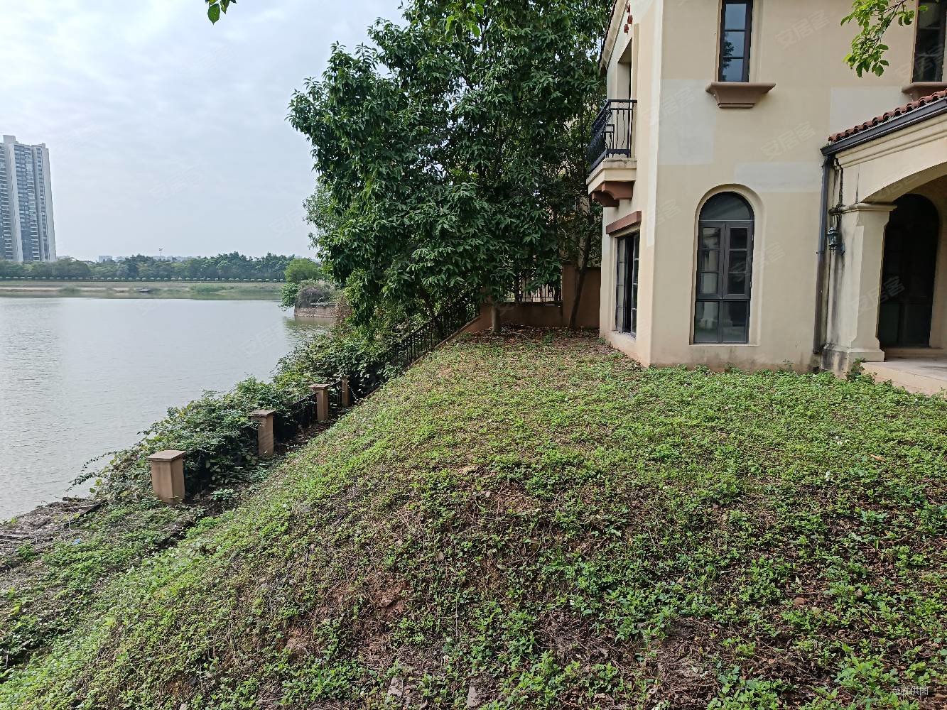 中信山语湖(别墅)6室3厅6卫794.55㎡南2800万