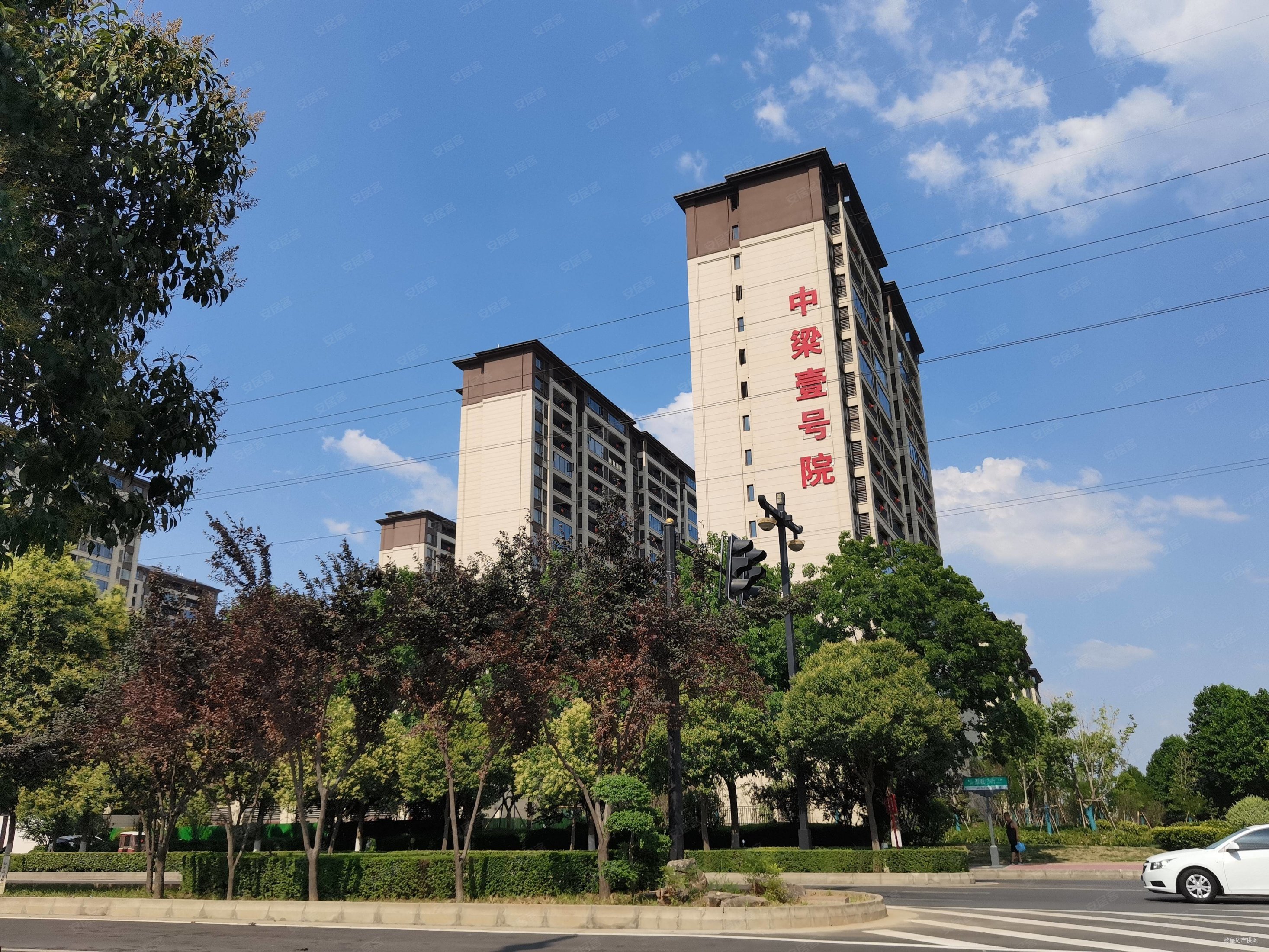 中梁壹号院3室2厅2卫107.59㎡南北110万