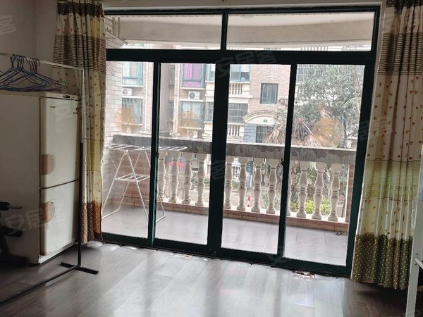 上海奉贤西渡文怡花园文怡花园  2楼  三房一厅一卫  简单装修  随时