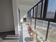 丽晶湾全新装修3室，民用水电，已配全新家具家电，随时看房。