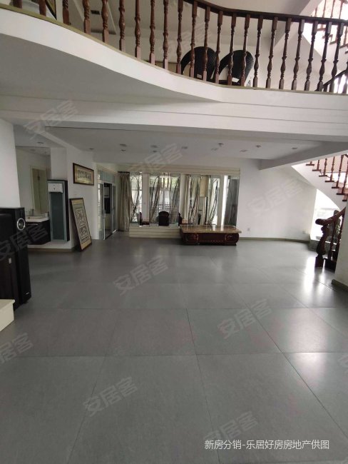 金银湖独栋别墅带超大三百多平大院子看房方便有钥匙