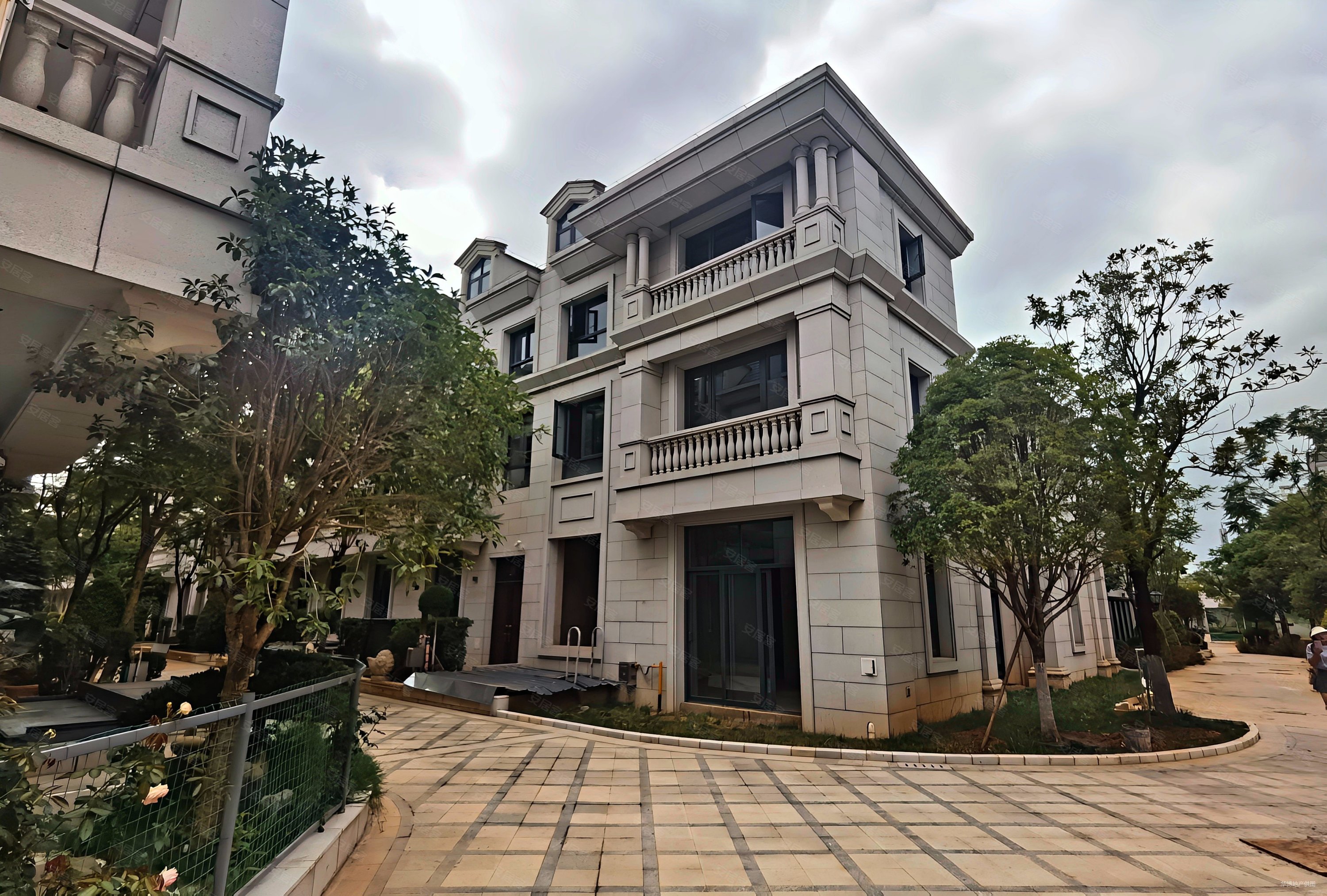滇池度假区 海埂大坝旁 新别墅,春城首府二手房,760万,4室2厅,3卫