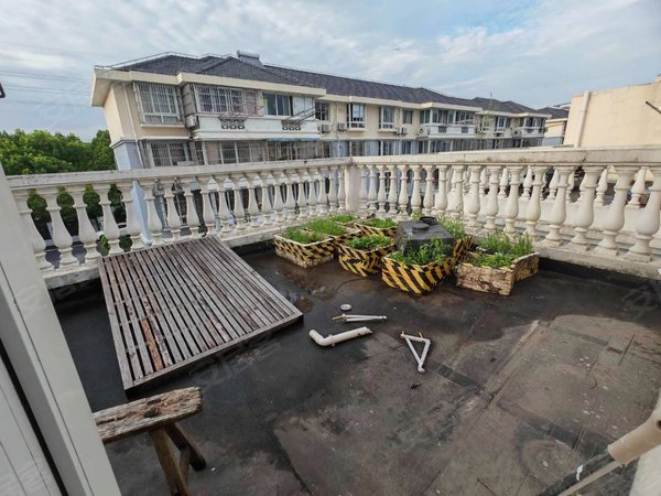 南翔地铁站旁3公里,别墅整租,办公居住均可,带大院子停车方便出租房源