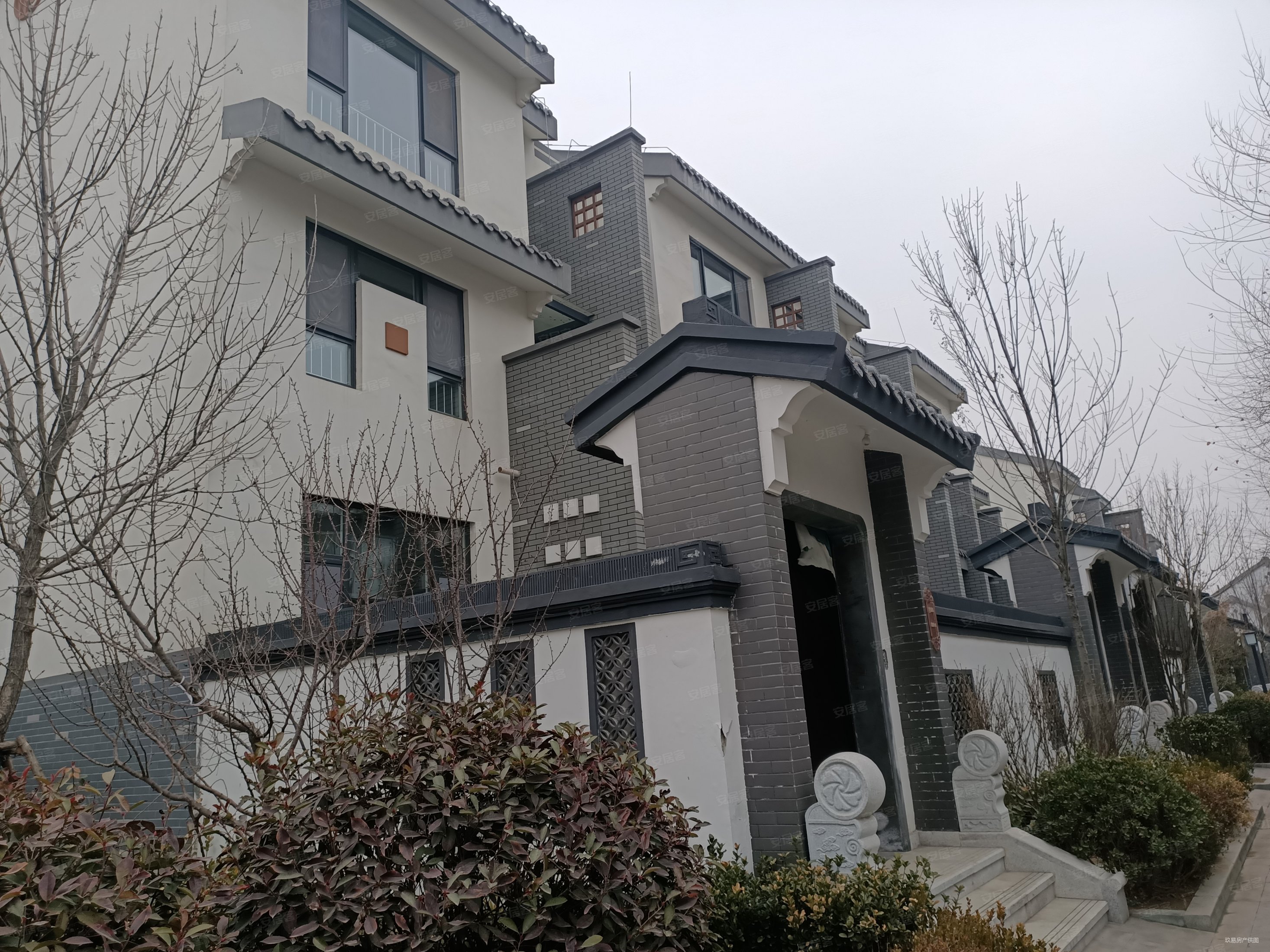 4层带前后院子车库208万