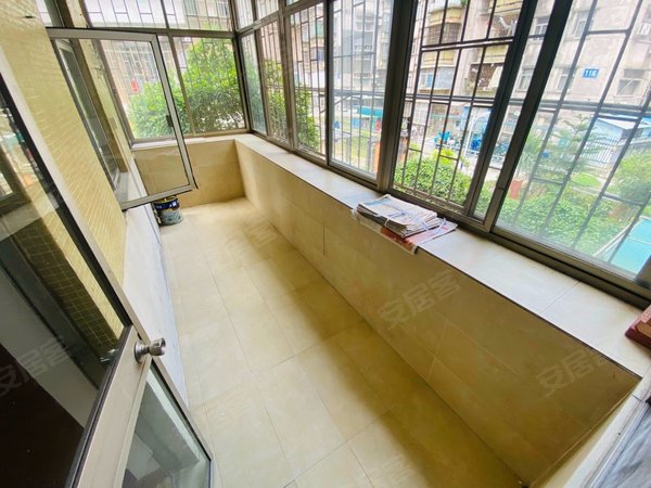 深圳罗湖黄贝岭湖滨新村怡景站,在2楼 三房家具齐全,朝东南,干净 大