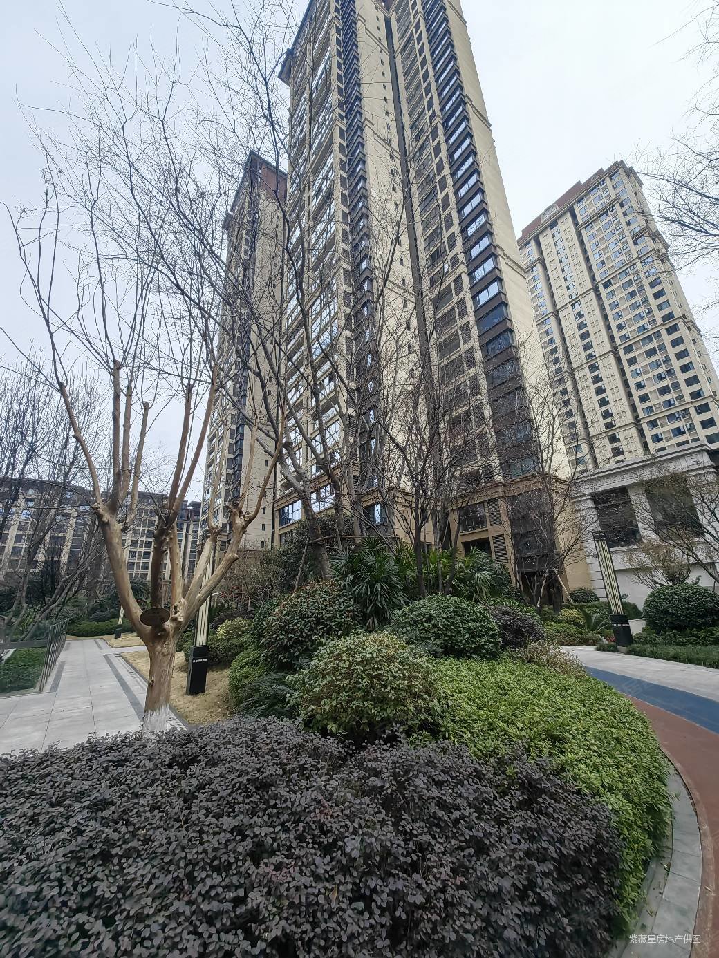 万科小高层毛坯一楼带一百零8平的大花园,万科新城时代之光二手房,92