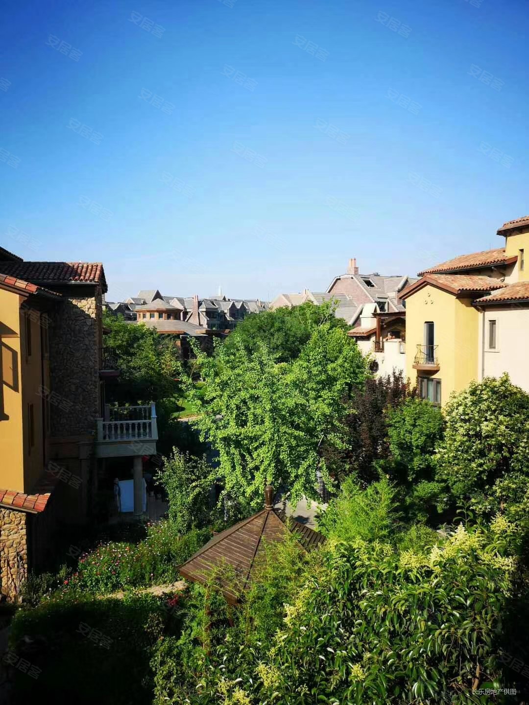 联排别墅 中心高地区域 边户 共3层 产证满二年 西西安小镇,西西安