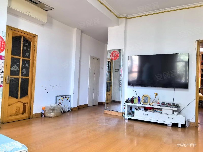 6街区苏联房二楼本人主做苏联房手里有各种各样的房源