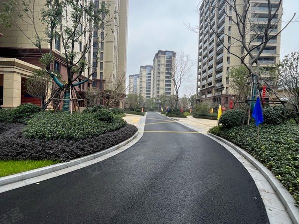 绍兴柯桥杨汛桥水韵蓝湾水韵蓝湾,毛坯房出租,有地板和热水器,墙已隔