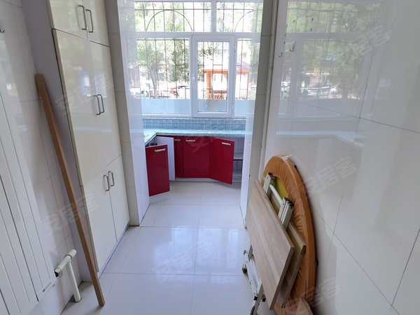 包头青山文化路青宾小区出租青宾小区一楼 两居室位置好。家具家电齐全拎包入住出租房源真实图片