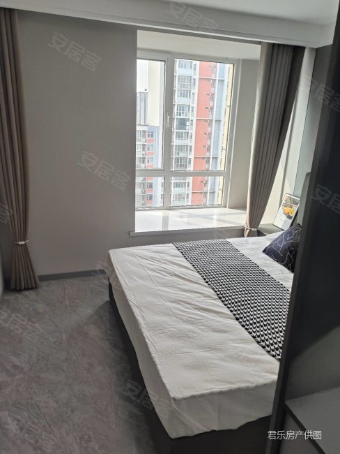 林荫大道108平米三室精装好楼层全天采光897万