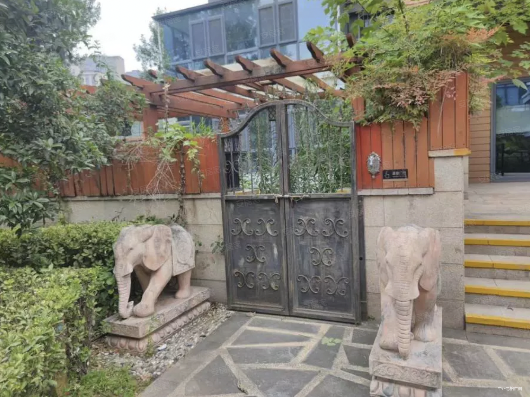 法拍金地湖城大境同禧别墅1390w南湖边视野广阔