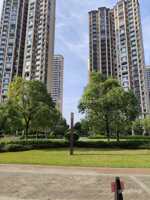 龙光玖珑府4室2厅2卫117平毛胚仅售68万