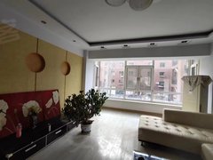 文祥绿波园车库上一楼130平三室精装修带家具家电年租1.8万