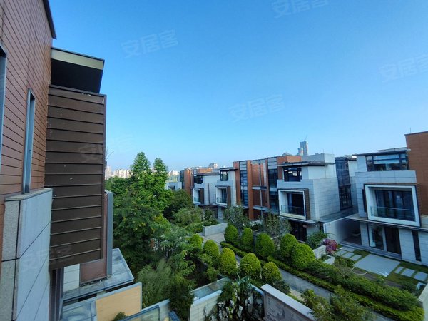 珠海香洲南屏中信红树湾(北区别墅)室内有电梯 地面3层加地下室 可