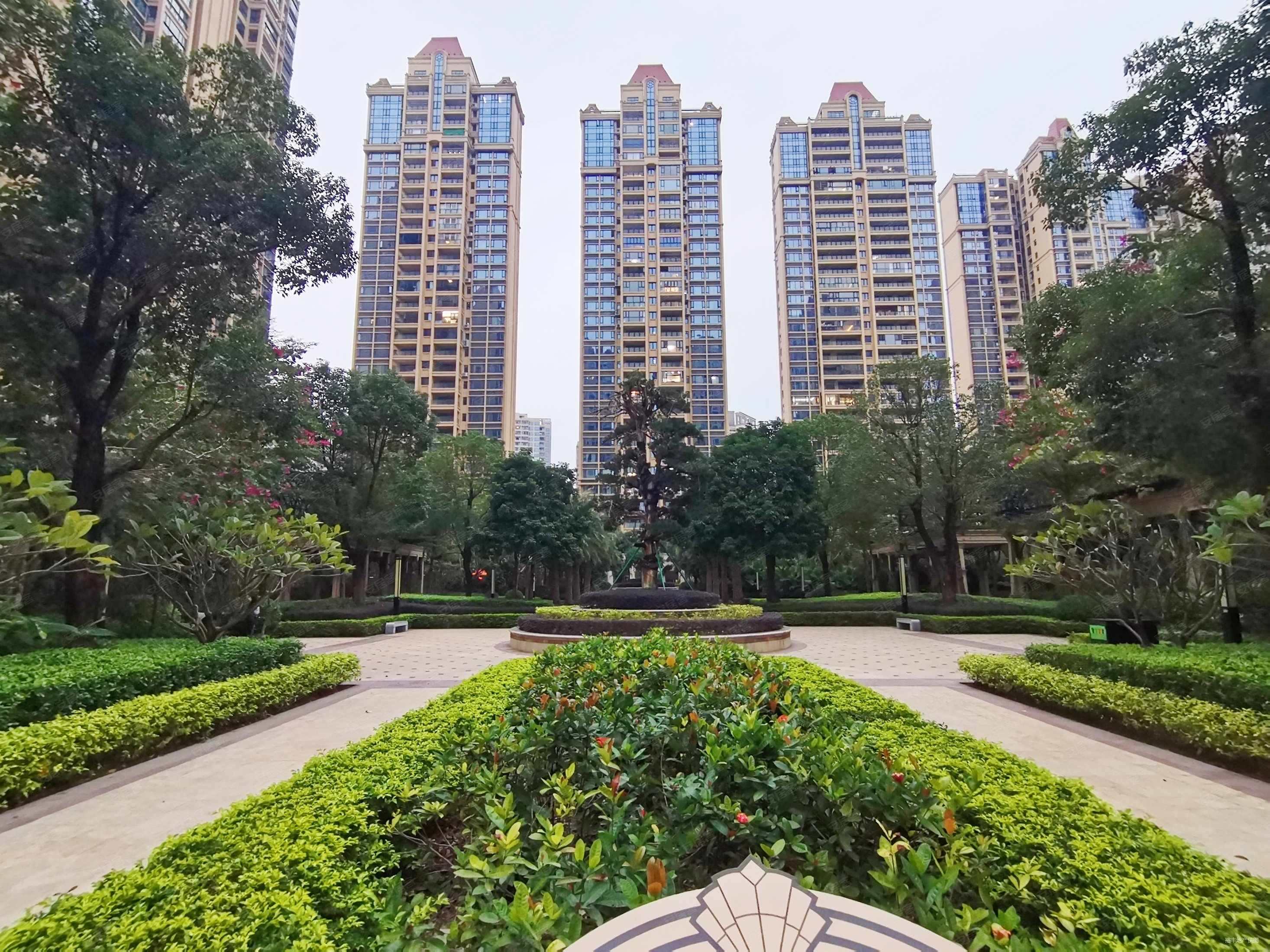 富辰汇珑湾4室2厅3卫197.61㎡南北510万