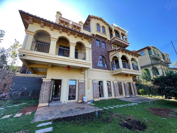 昆明西山滇池度假区滇池卫城悦湖郡高尔夫球道边精装独栋别墅 花园1亩