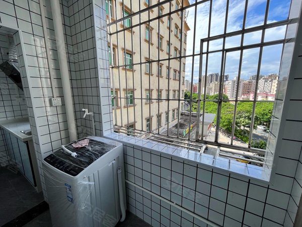 深圳龙岗坂田光雅园10号线 近阳光湾畔 坂田大族云峰 阳台1室1厅出租