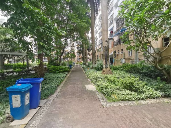 南宁西乡塘安吉恒大新城交通便利停车方便,小区环境好,靠近公交站.