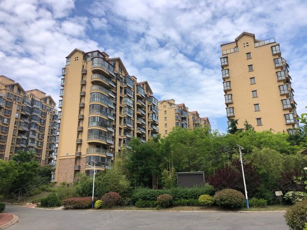 青岛即墨蓝色硅谷鳌山名苑鳌山名苑1400元月 精装电梯高楼层 非常干净