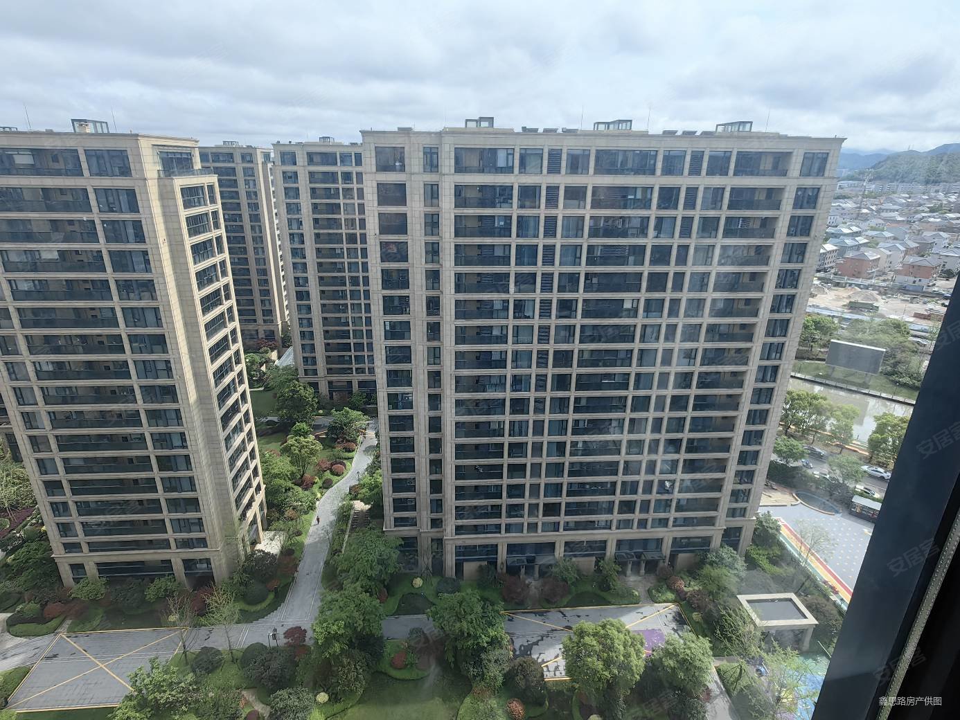 绿城兰园167平方,底价抛售,附带一个车位