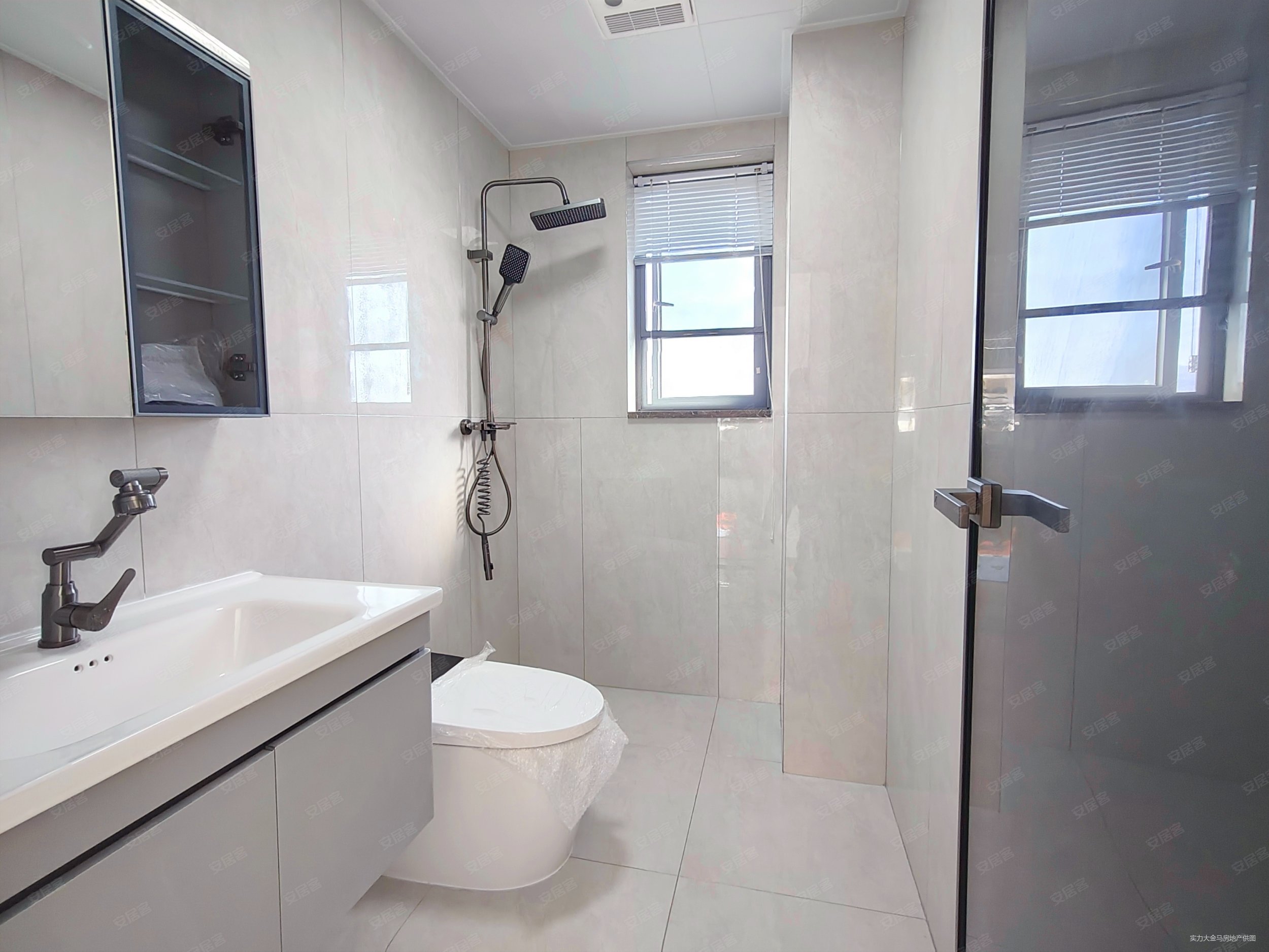 昆华苑浅山逸城6室3厅4卫237㎡南北136万