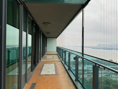 深圳南山华侨城房子是两套打通的，30米大阳台，看一线高尔夫和海景出租房源真实图片