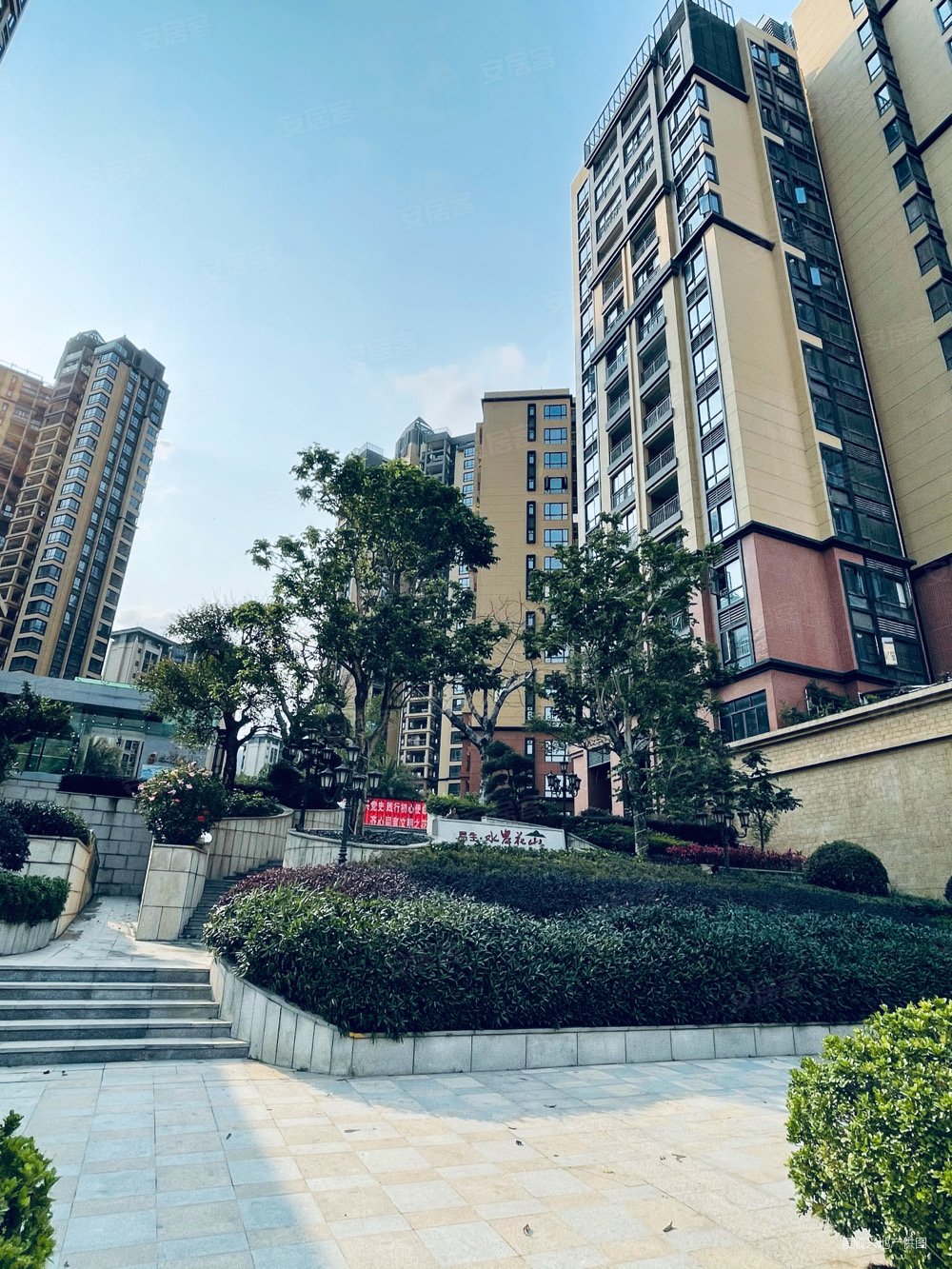 新圩易生水岸花山4房2厅2卫高楼层双阳台精装修