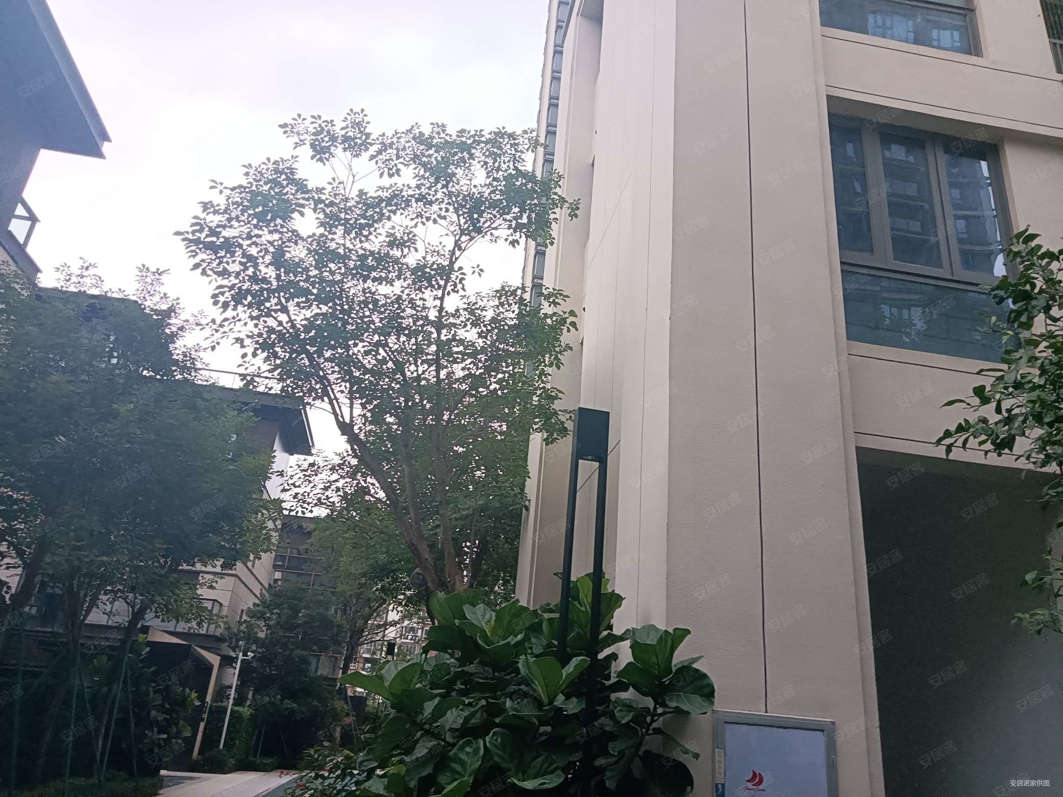 荣融繁荣里正南朝向带电梯双卫近医院停车方便