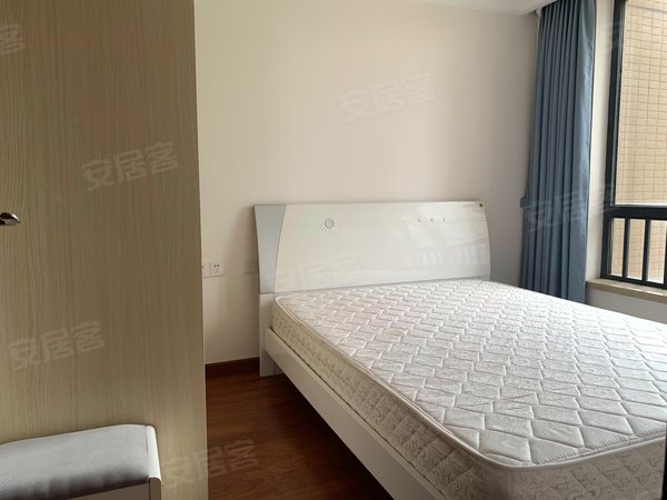 珠海香洲新香洲金域华府新香洲体育中旁 金域华府 电梯3房2卫 精装