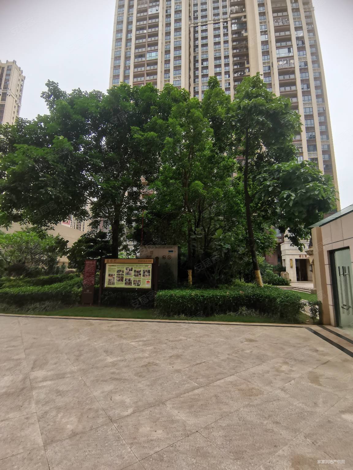 鑫洲湖心岛1号4室2厅2卫137.4㎡南188万