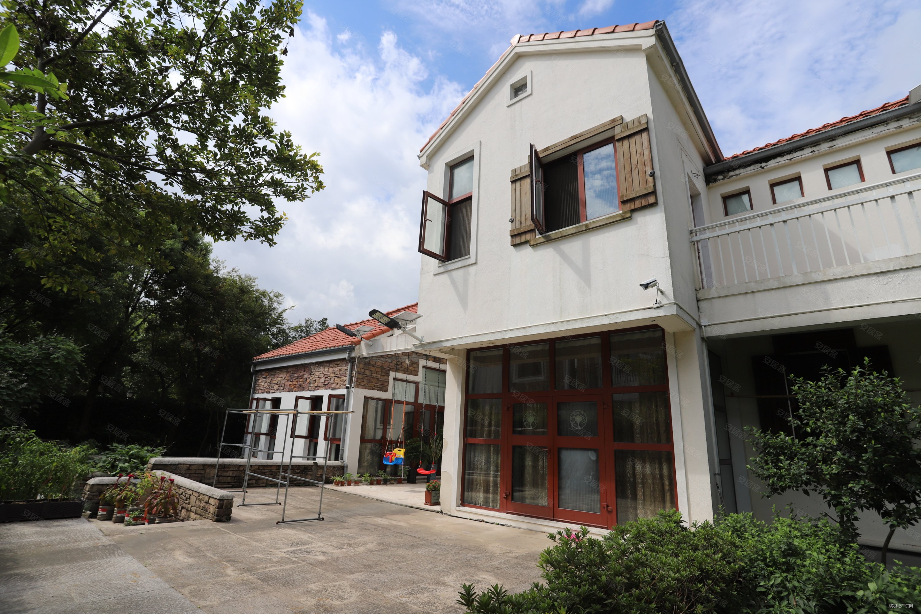 闵行区马桥板块中房森林新出房源临天然大河房型好,中房森林别墅二手