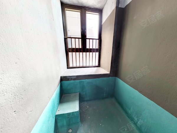 深圳龙华龙华中心区壹成中心第三区壹方天地C区之上 毛坯大三房 可做仓库3000月 看房方便出租房源真实图片