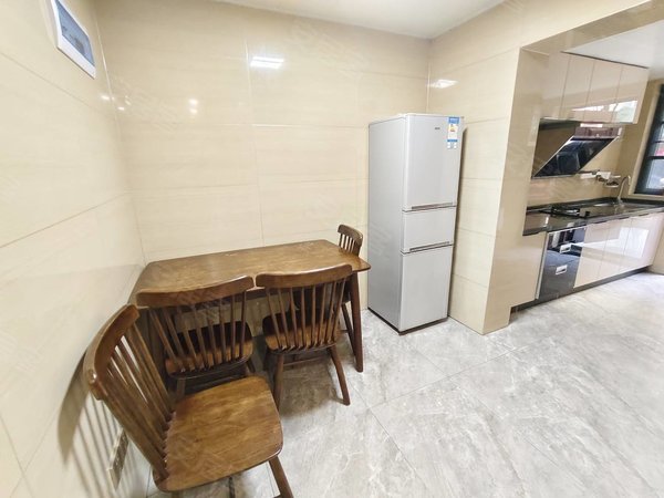桂林象山中山南路彰泰鸣翠新城万象城旁彰泰鸣翠新都带院子拎包入住!出租1000元月出租房源真实图片