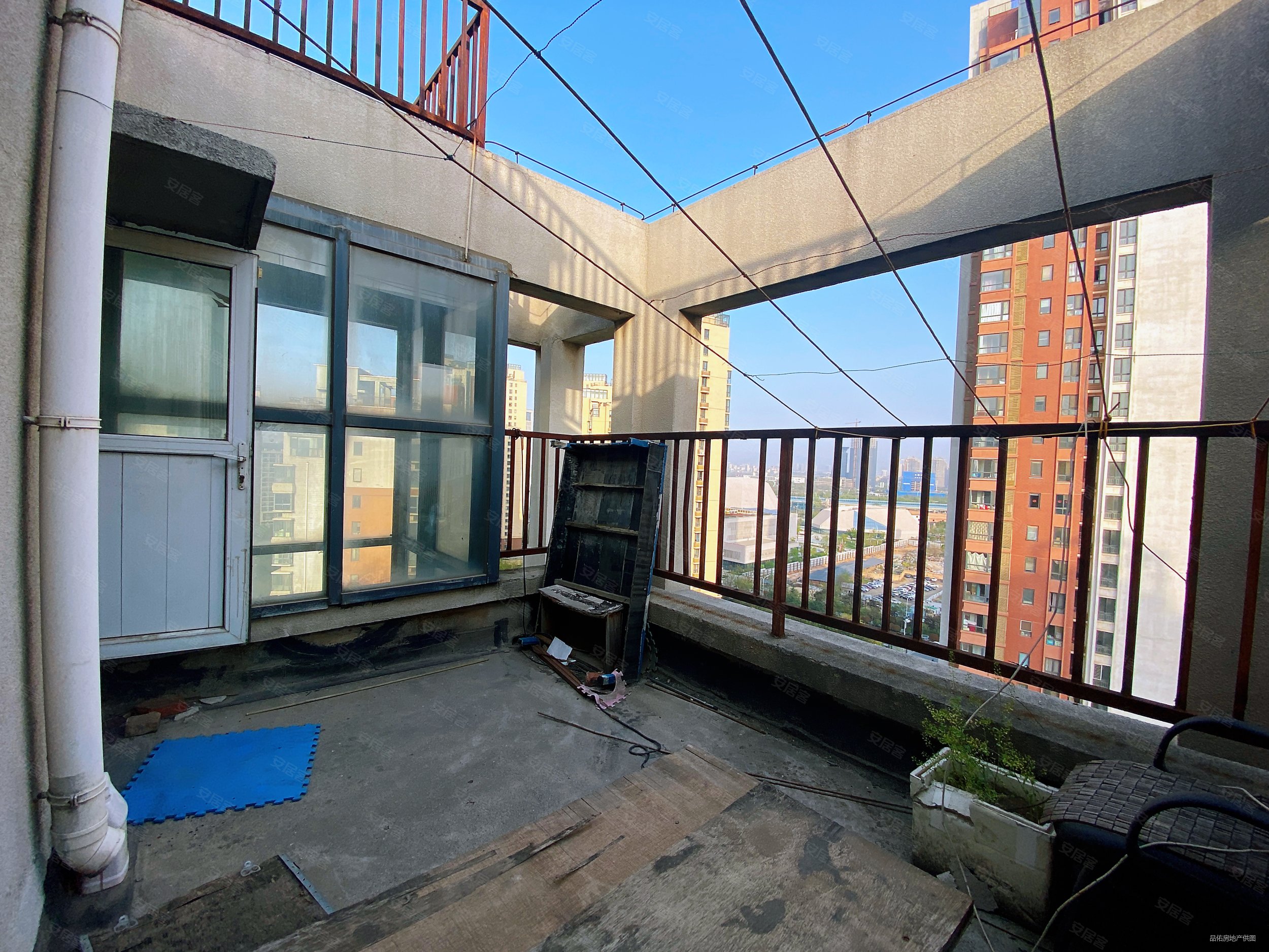 浐灞半岛a10小区 顶跃大复式 送露台 位置安静 采光好急售