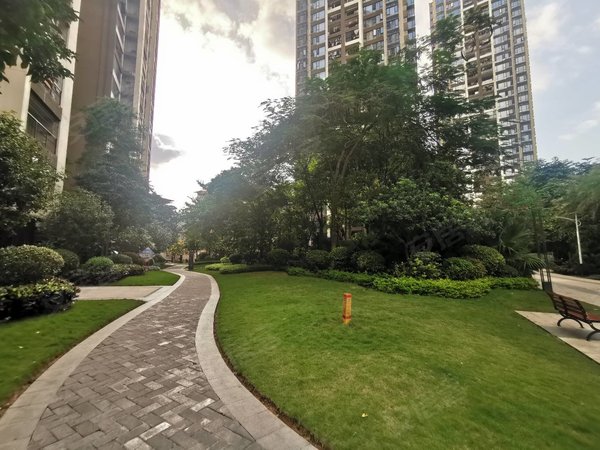 南宁西乡塘西乡塘周边华发未来荟一级物业,环境好!近小学,接送方便!