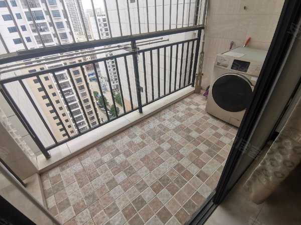 崇左江州东盟豪逸华庭豪逸华庭精装修3房出租,房子干净漂亮,配套齐全