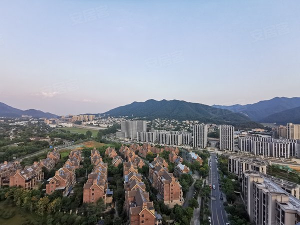 银湖花苑公寓六号线d口出站就到家 落地窗投影可月付拎包入住,富阳