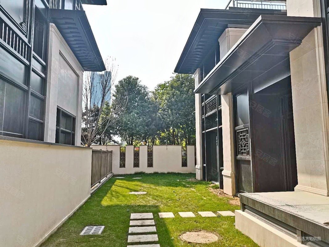 万达长安龙胤3室2厅3卫290㎡南北948万