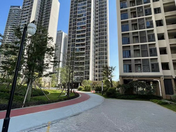 广州番禺石楼智联汽车小镇智联花园 大3室带主套卫生间 实地拍摄 南向