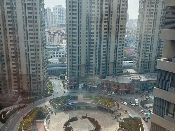 普吉新区 精装套二厅 实木装修3000包含物业费 随时能看